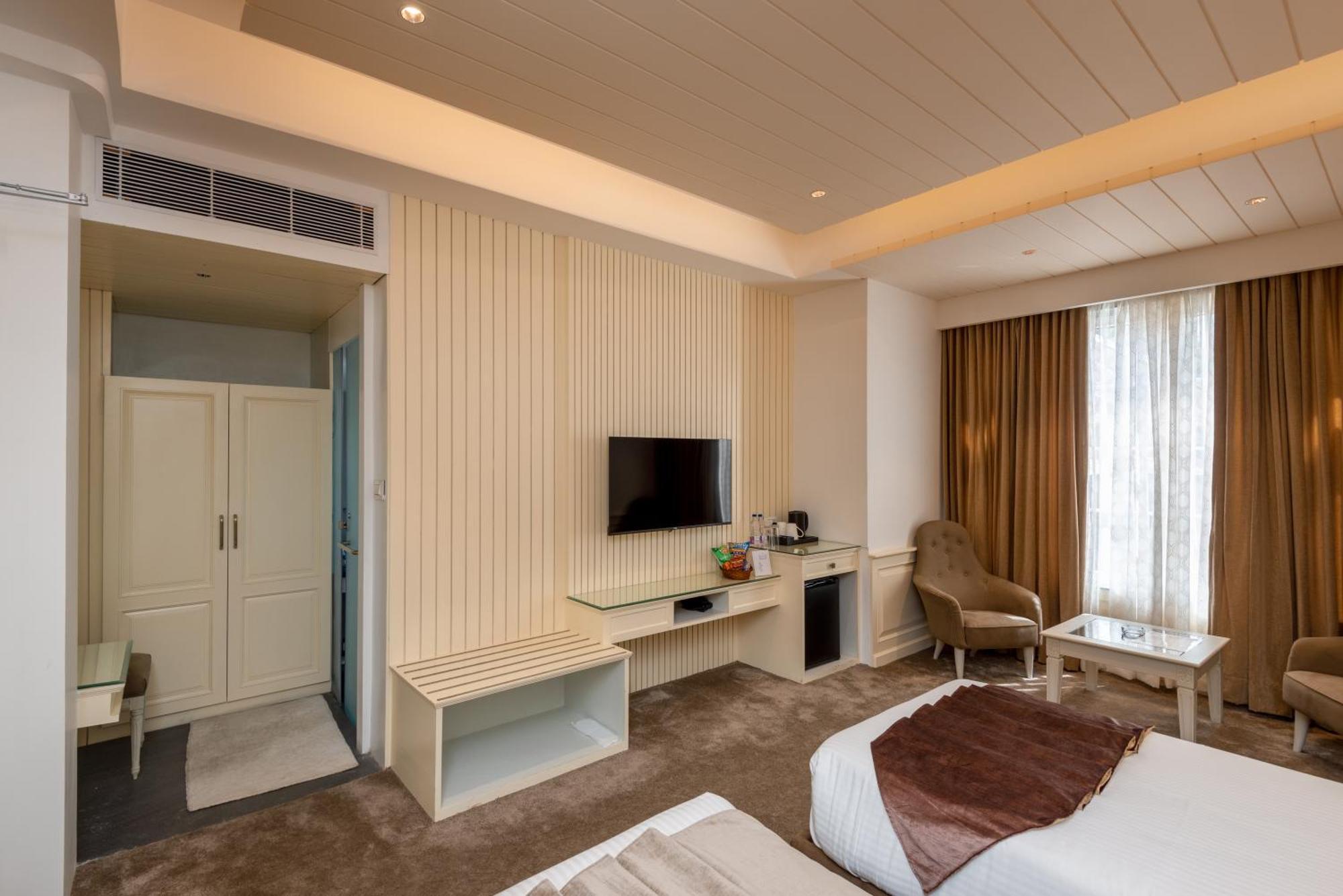 Hotel Grand Boulevard Durgjan エクステリア 写真