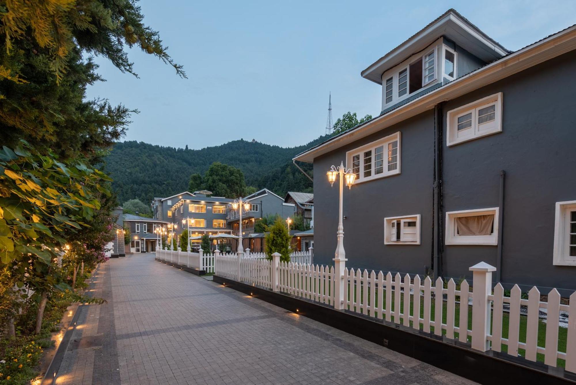 Hotel Grand Boulevard Durgjan エクステリア 写真