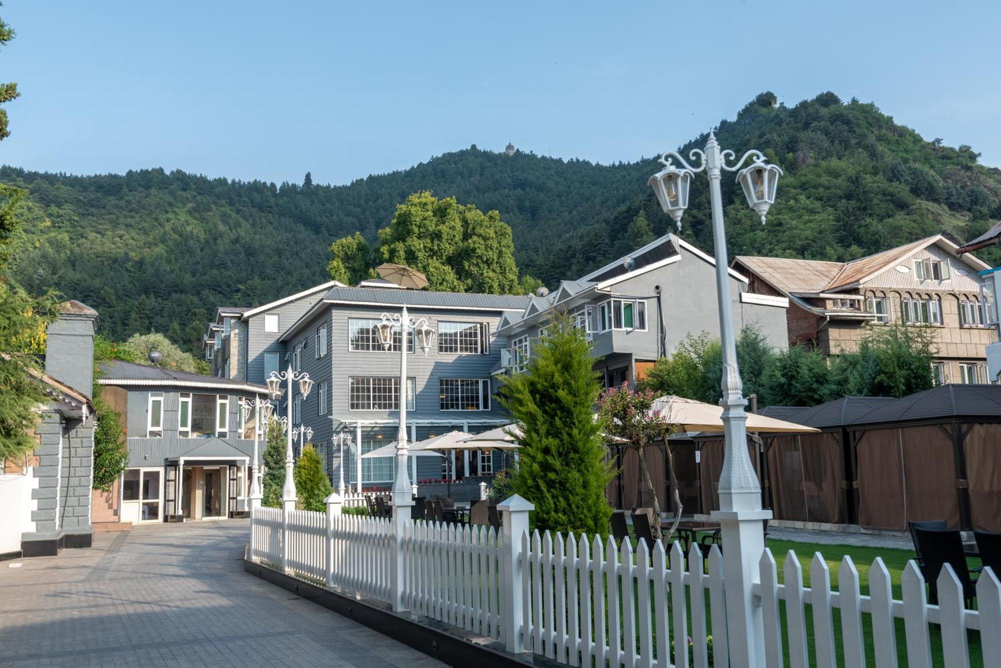 Hotel Grand Boulevard Durgjan エクステリア 写真